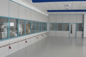 Teilglaselement Lager mit innenliegender Elektroverteilung (Trennwände, Trennwand, Teilglas, Teilverglast)